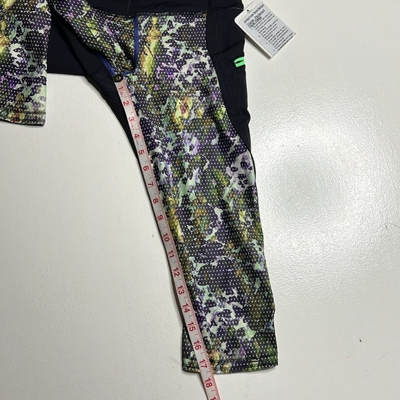 NWT Lululemon Run: Top Speed Crop Full-On Luxtreme
Floral Sport Blue Multi Black - Picture 12 of 12